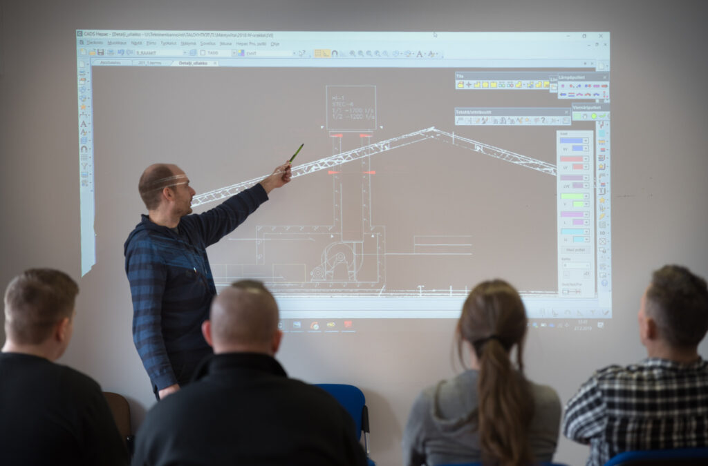 Kuva teknisestä asiantuntijasta pitämässä esitystä.